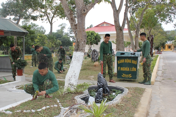 Cán bộ, đoàn viên Đoàn cơ sở Tiểu đoàn 14 thu gom rác tại đơn vị.